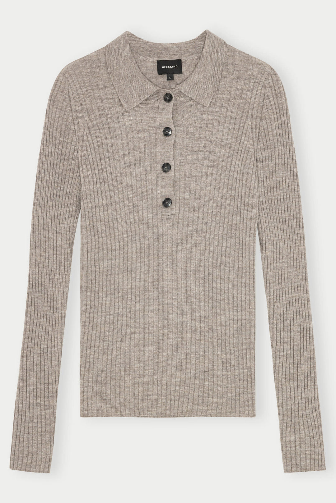 Herskind Cadee Knit Blouse i Light Taupe – strikbluse i mulesing-fri merinould med polo-hals, knapstolpe og tætsiddende pasform.
