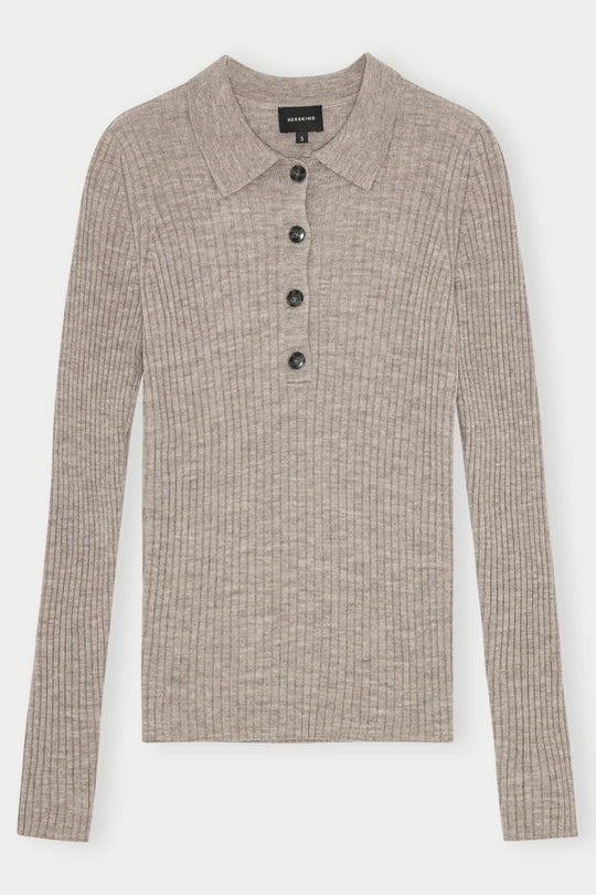 Herskind Cadee Knit Blouse i Light Taupe – strikbluse i mulesing-fri merinould med polo-hals, knapstolpe og tætsiddende pasform.
