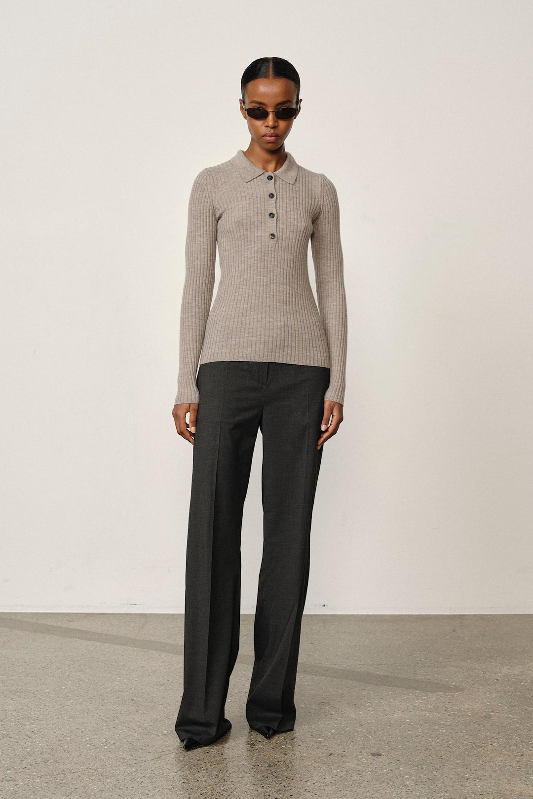 Herskind Cadee Knit Blouse i Light Taupe – strikbluse i mulesing-fri merinould med polo-hals, knapstolpe og tætsiddende pasform.
