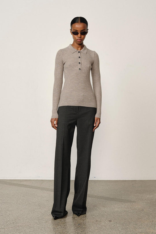 Herskind Cadee Knit Blouse i Light Taupe – strikbluse i mulesing-fri merinould med polo-hals, knapstolpe og tætsiddende pasform.
