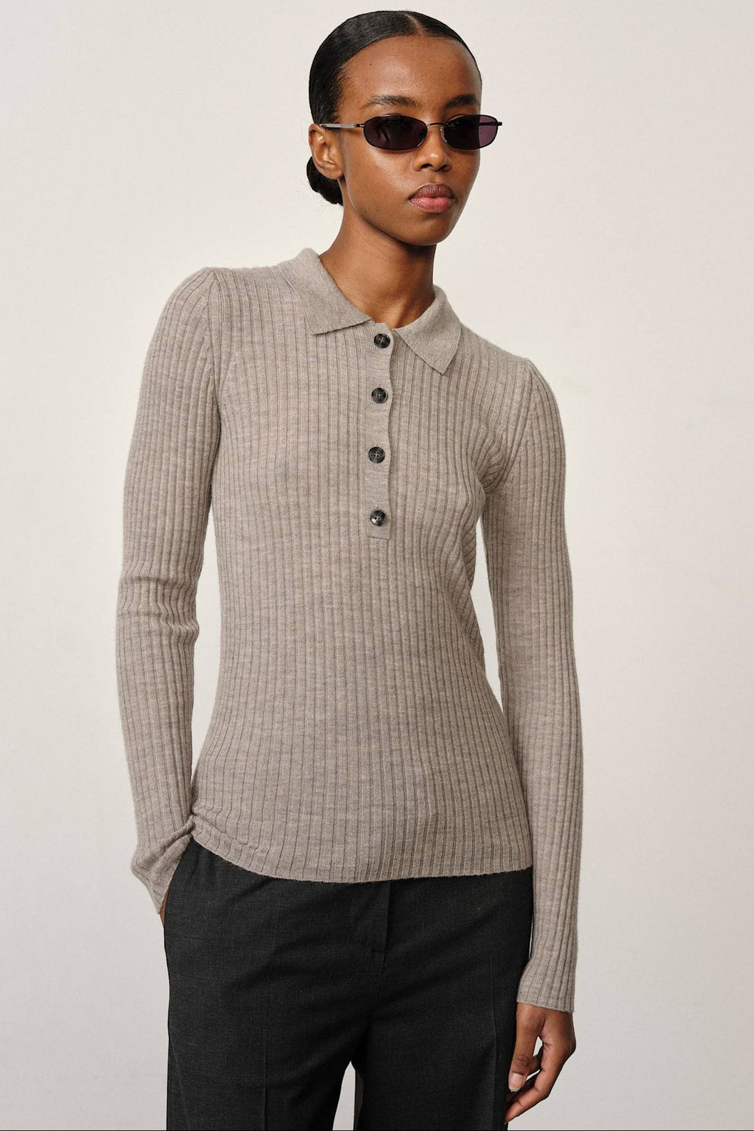 Herskind Cadee Knit Blouse i Light Taupe – strikbluse i mulesing-fri merinould med polo-hals, knapstolpe og tætsiddende pasform.
