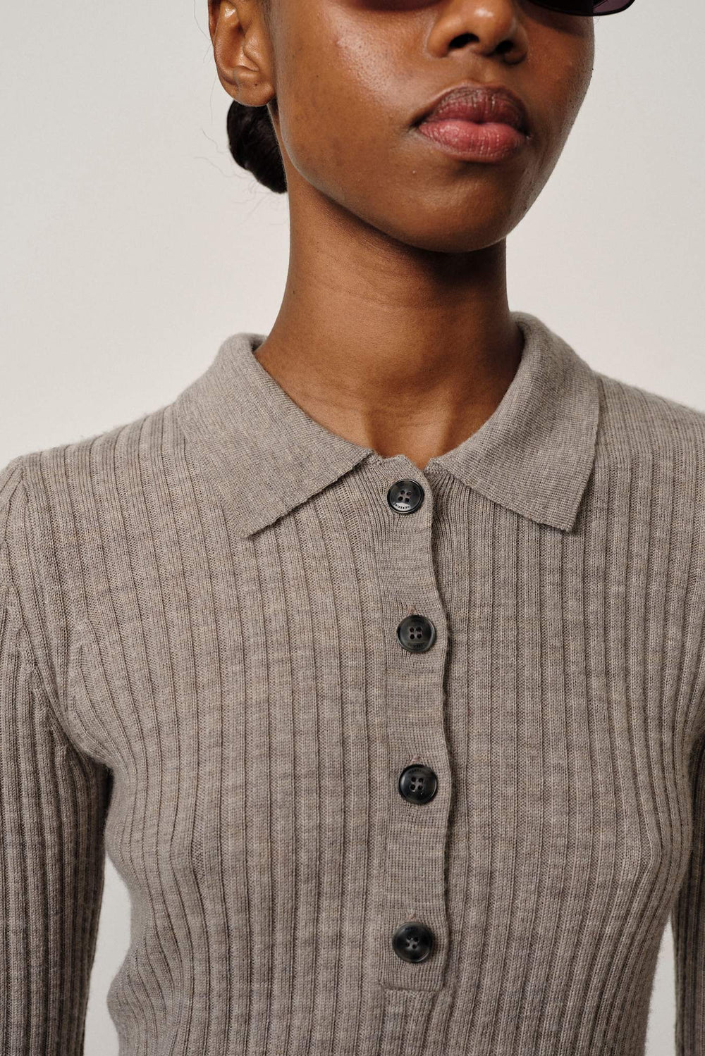 Herskind Cadee Knit Blouse i Light Taupe – strikbluse i mulesing-fri merinould med polo-hals, knapstolpe og tætsiddende pasform.
