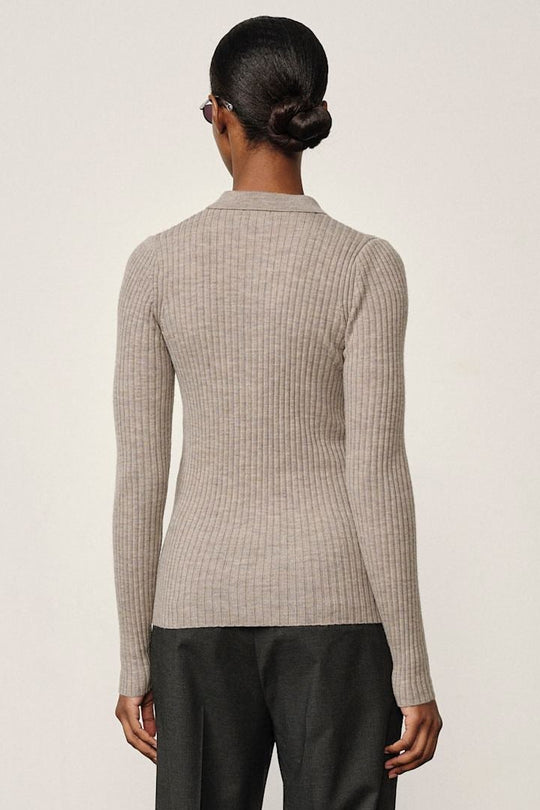 Herskind Cadee Knit Blouse i Light Taupe – strikbluse i mulesing-fri merinould med polo-hals, knapstolpe og tætsiddende pasform.
