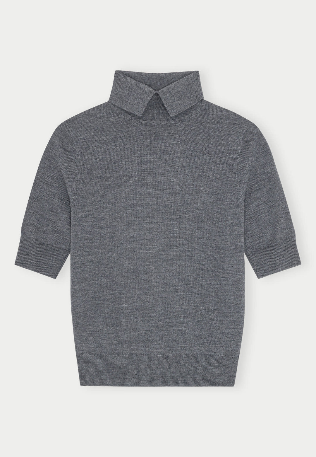 Perry Knit Blouse Grey – merinoudstrik med høj krave, taljelængde og gråt, rent look.
