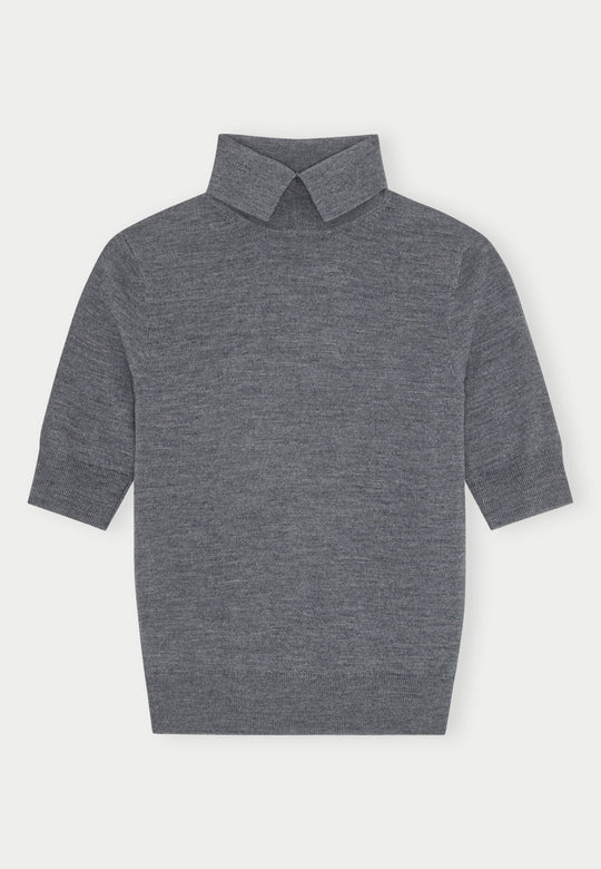 Perry Knit Blouse Grey – merinoudstrik med høj krave, taljelængde og gråt, rent look.
