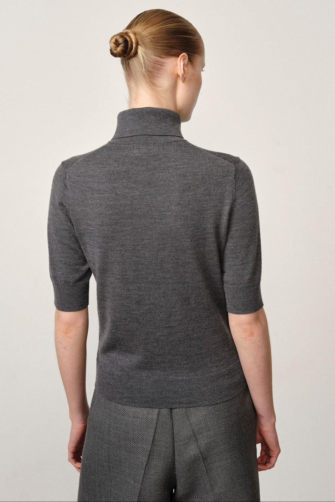 Perry Knit Blouse Grey – merinoudstrik med høj krave, taljelængde og gråt, rent look.
