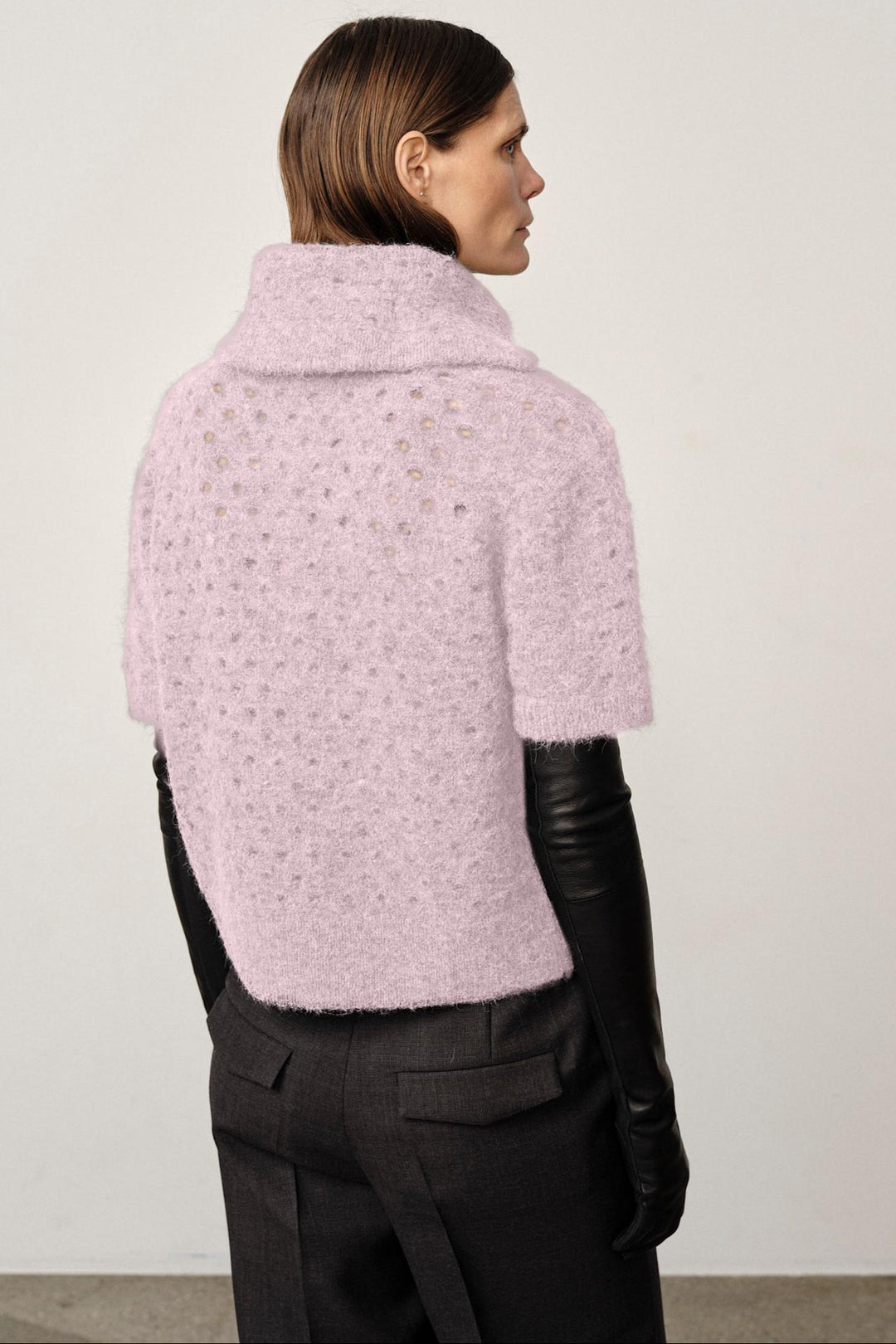 Herskind Bacon Knit Blouse Violet med kort ærme, V-udskæring, sejlerkrave og hulstrikmønster – alpaka- og uldblanding for varme og komfort.
