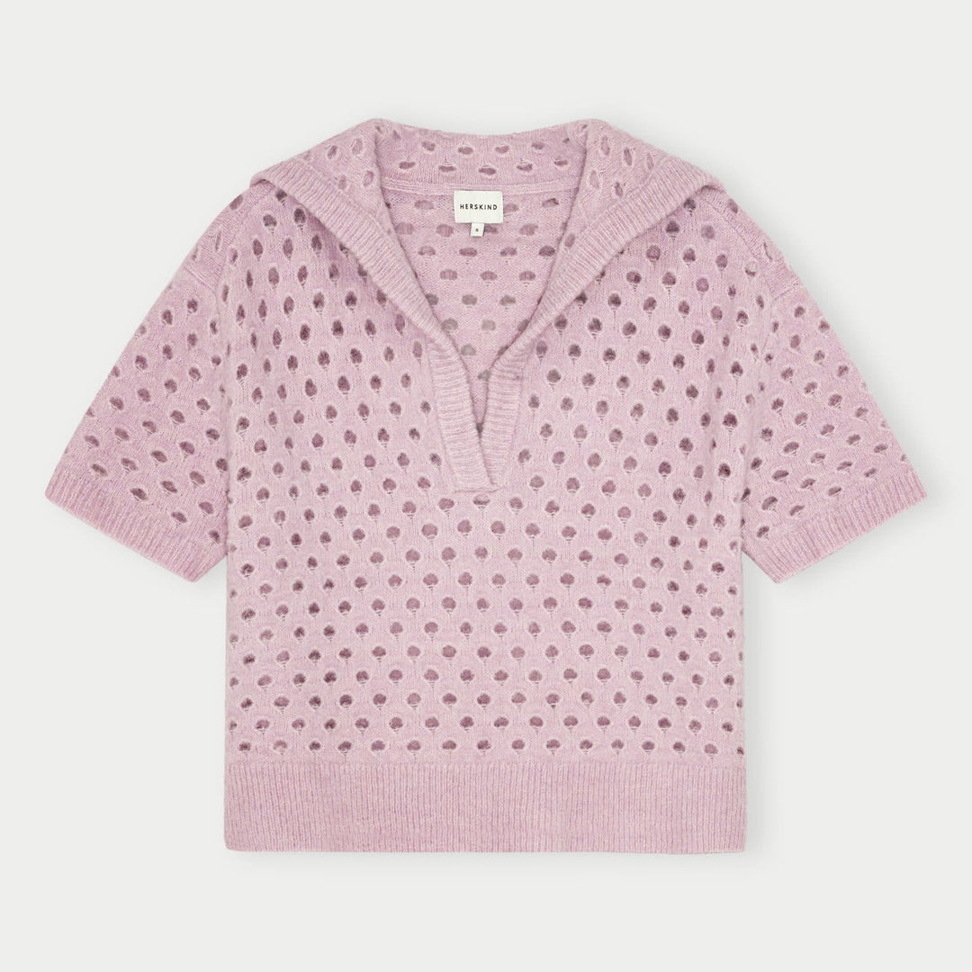 Herskind Bacon Knit Blouse Violet med kort ærme, V-udskæring, sejlerkrave og hulstrikmønster – alpaka- og uldblanding for varme og komfort.
