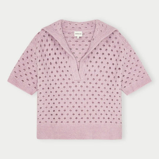 Herskind Bacon Knit Blouse Violet med kort ærme, V-udskæring, sejlerkrave og hulstrikmønster – alpaka- og uldblanding for varme og komfort.

