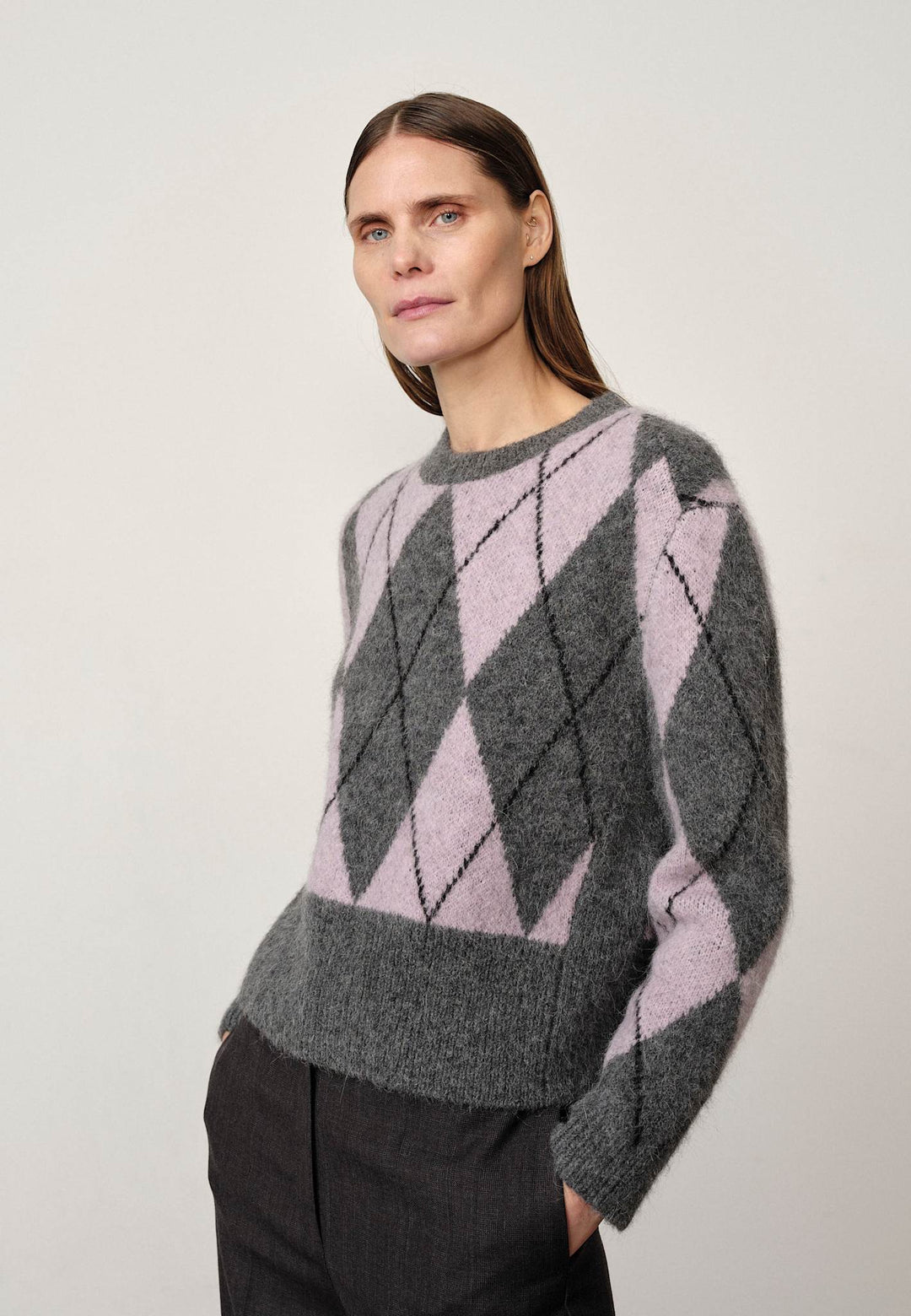 Herskind Carter Strikbluse i Argyle Violet med rund hals og dropped shoulders, lavet af blød alpaca- og uldblanding.