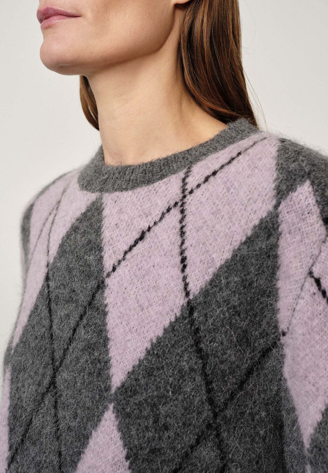 Herskind Carter Strikbluse i Argyle Violet med rund hals og dropped shoulders, lavet af blød alpaca- og uldblanding.