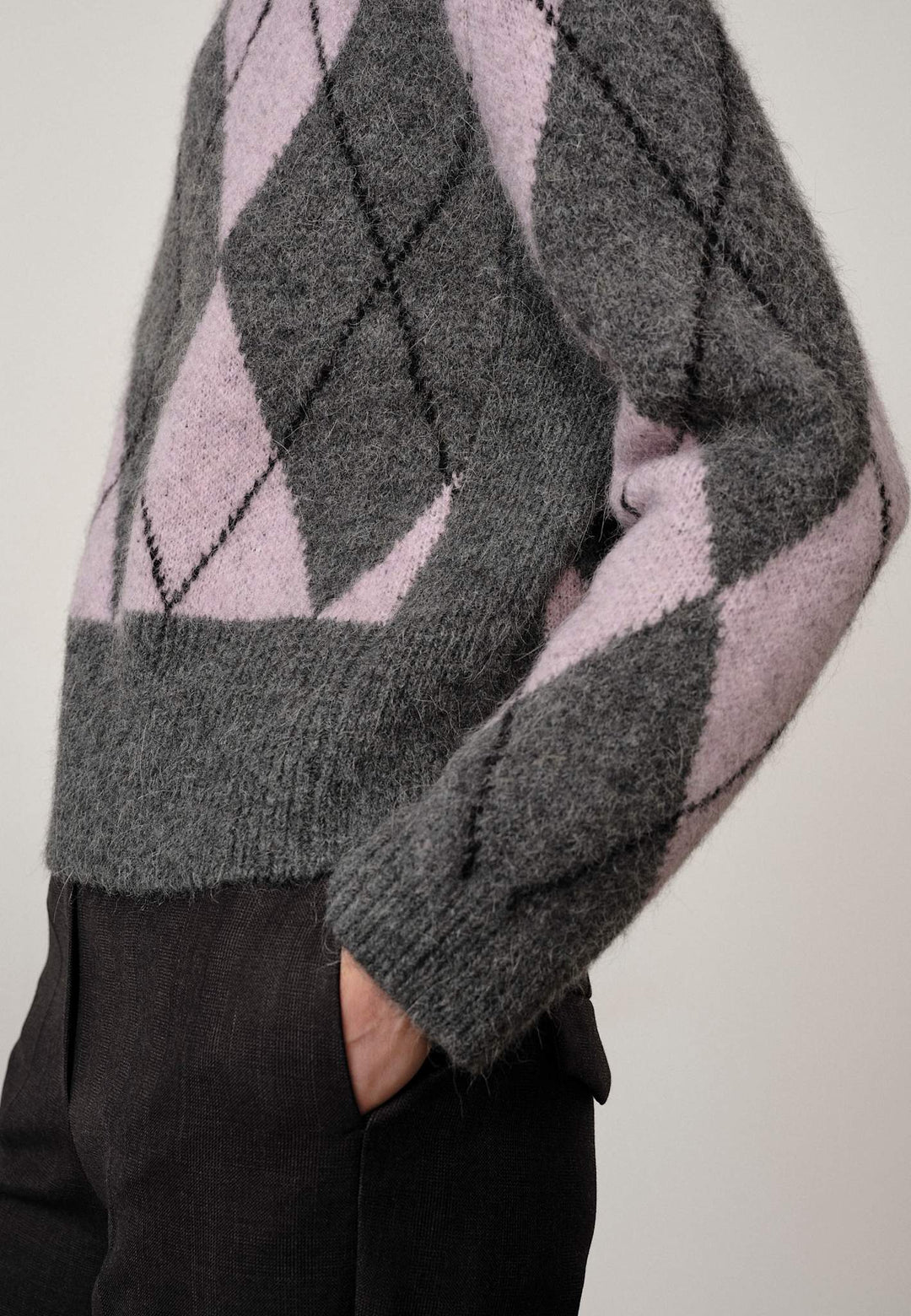 Herskind Carter Strikbluse i Argyle Violet med rund hals og dropped shoulders, lavet af blød alpaca- og uldblanding.