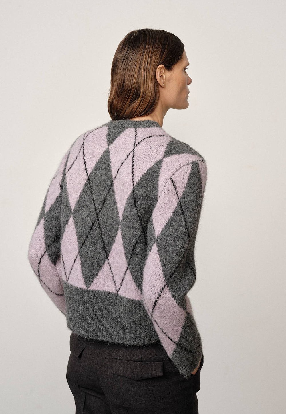 Herskind Carter Strikbluse i Argyle Violet med rund hals og dropped shoulders, lavet af blød alpaca- og uldblanding.