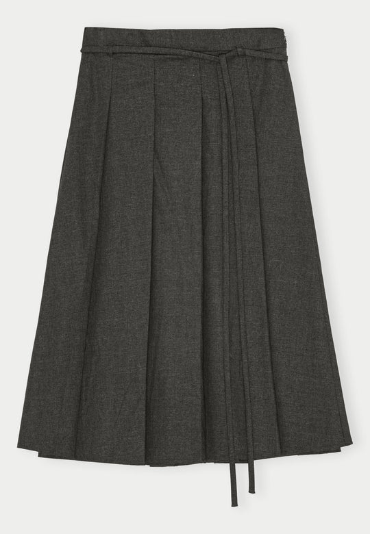 Herskind Richard Skirt i Checks Grey – lang plisseret nederdel med snørejustering i taljen.
