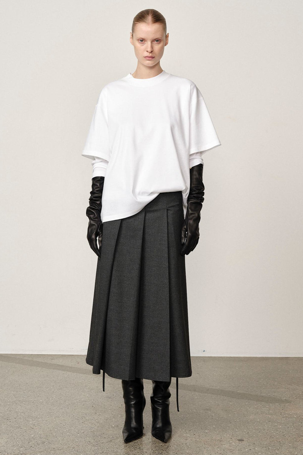 Herskind Richard Skirt i Checks Grey – lang plisseret nederdel med snørejustering i taljen.
