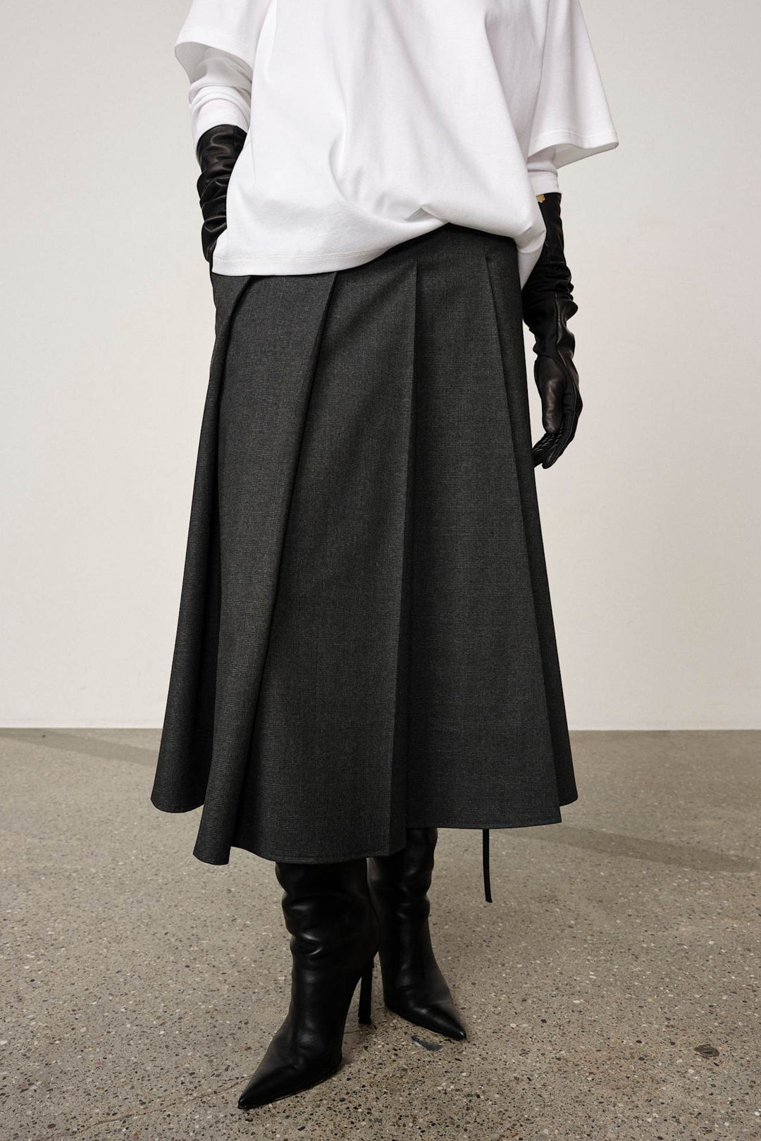 Herskind Richard Skirt i Checks Grey – lang plisseret nederdel med snørejustering i taljen.

