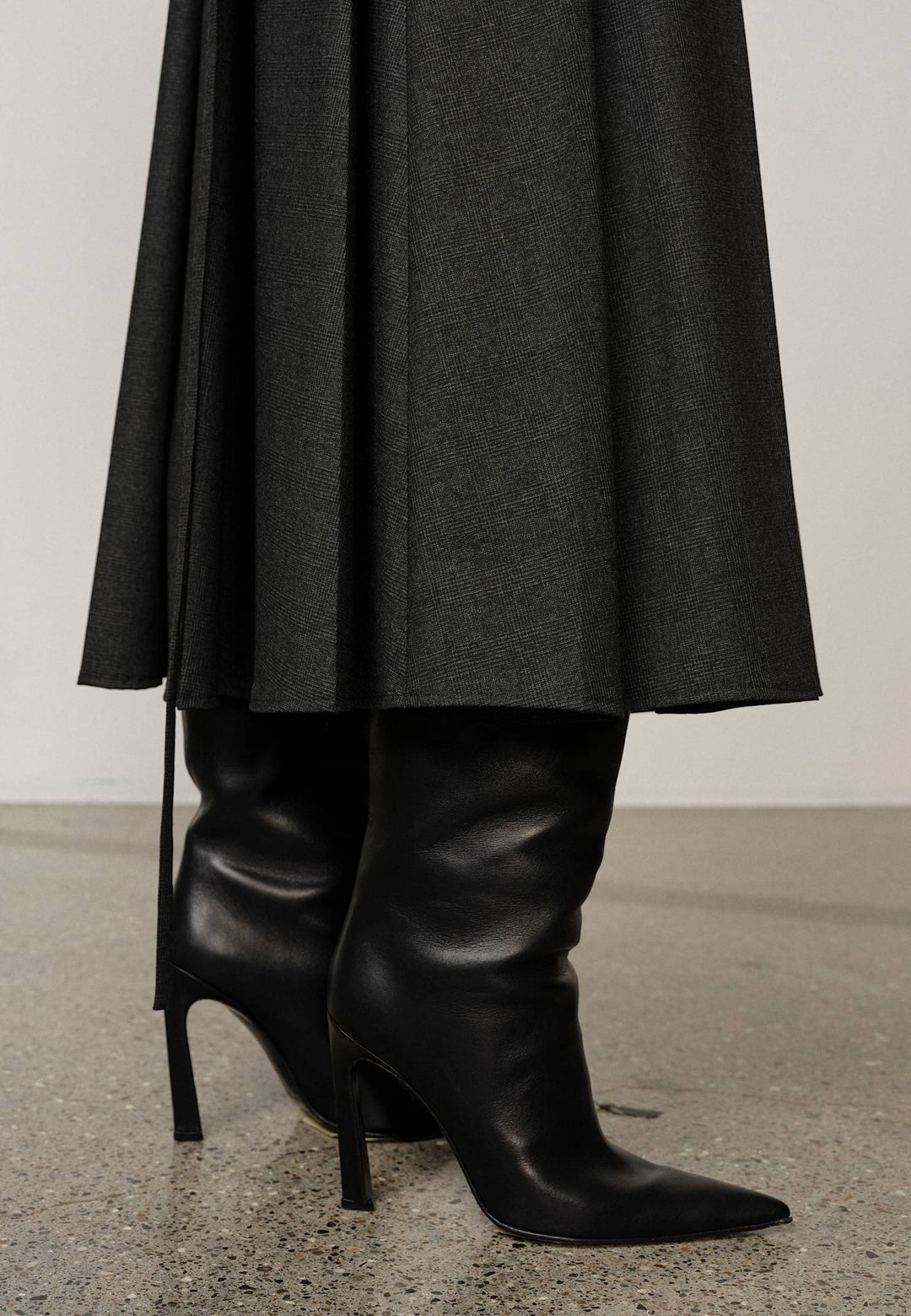 Herskind Richard Skirt i Checks Grey – lang plisseret nederdel med snørejustering i taljen.
