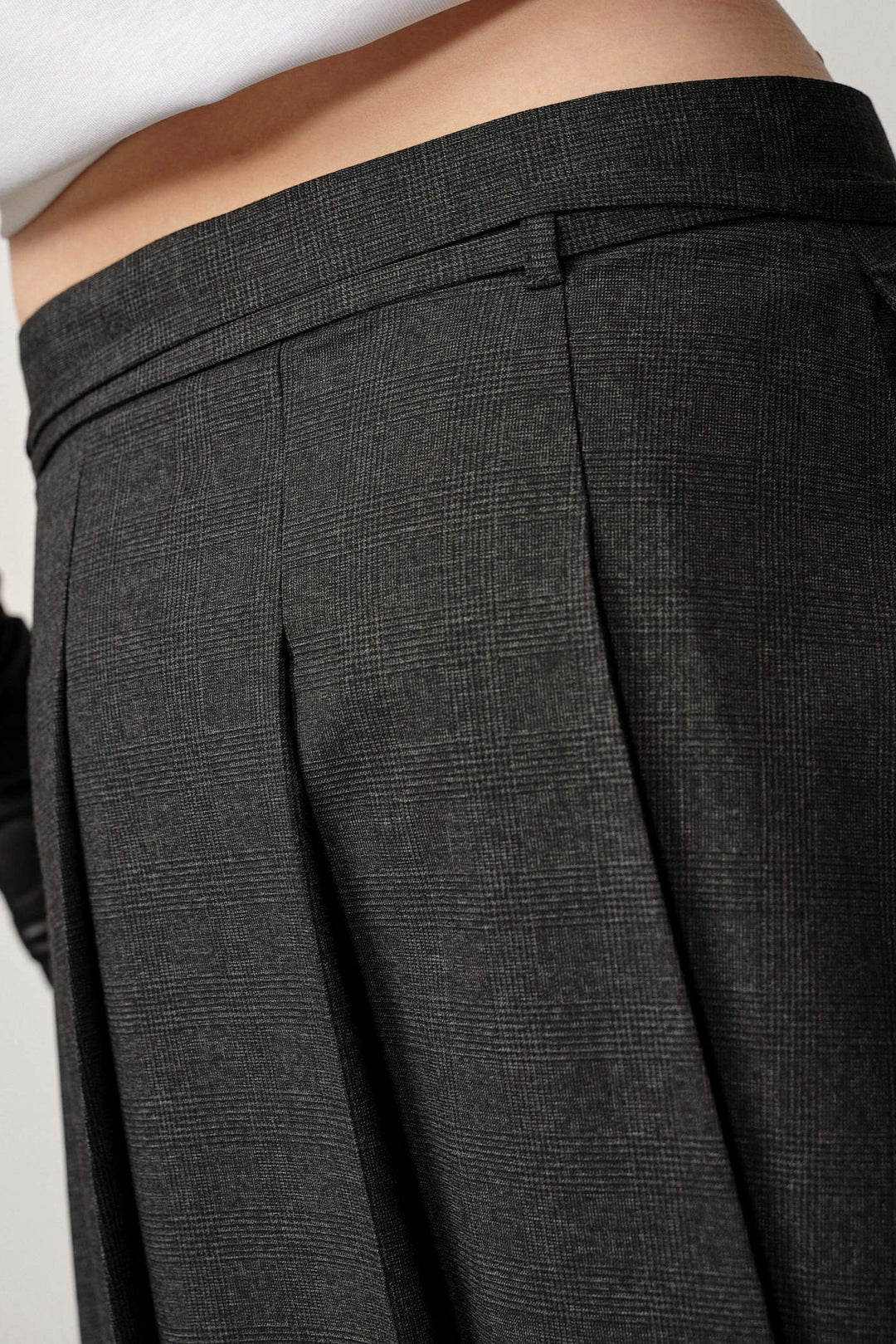 Herskind Richard Skirt i Checks Grey – lang plisseret nederdel med snørejustering i taljen.
