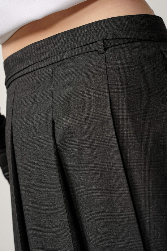 Herskind Richard Skirt i Checks Grey – lang plisseret nederdel med snørejustering i taljen.
