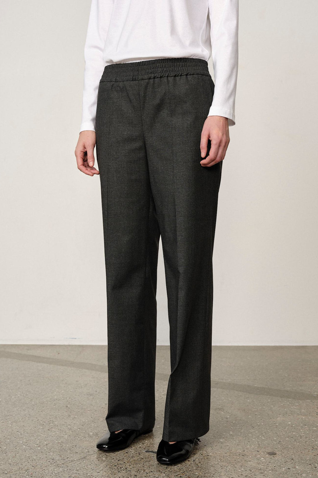Herskind Pinky Midt Waist Pants – checks grey bukser med midt talje og struktur.
