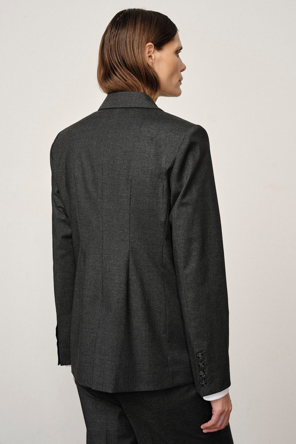 Herskind Oprah Regular Blazer i checks grey – struktureret blazer med paspolerede lommer og asymmetrisk frontlukning
