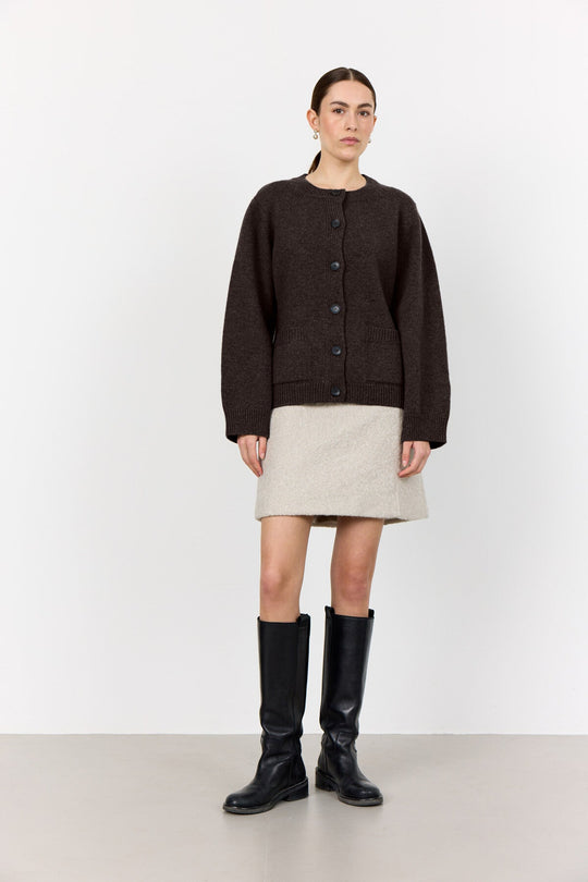 Levete Room LR-Perle 9 Cardigan i Dark Brown, strikket i merinould og cashmere med rund hals og knaplukning.