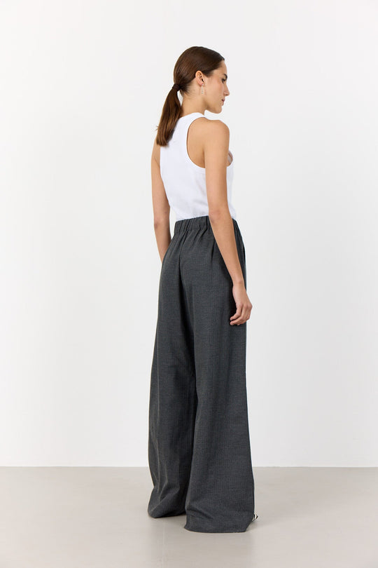 Levete Room LR-Norda 1 pants i mørkegrå med vidde i benene, elastik i taljen og lægdetaljer.

