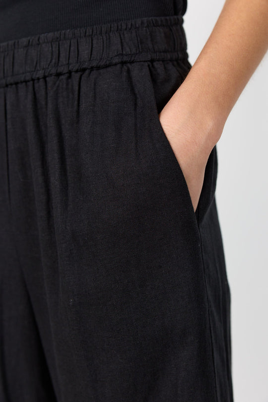 Leveté Room Naja 7 bukser i black – lette bukser med elastisk talje og lige ben.