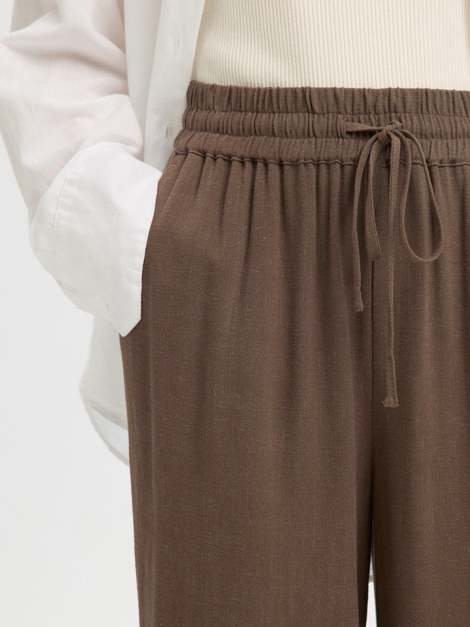 Selected Femme Viva-Gulia HW Long Sun Pant i hørblanding med høj elastisk talje, justerbar snor, skårede sidelommer og loose fit. Perfekte forår- og sommerbukser. 