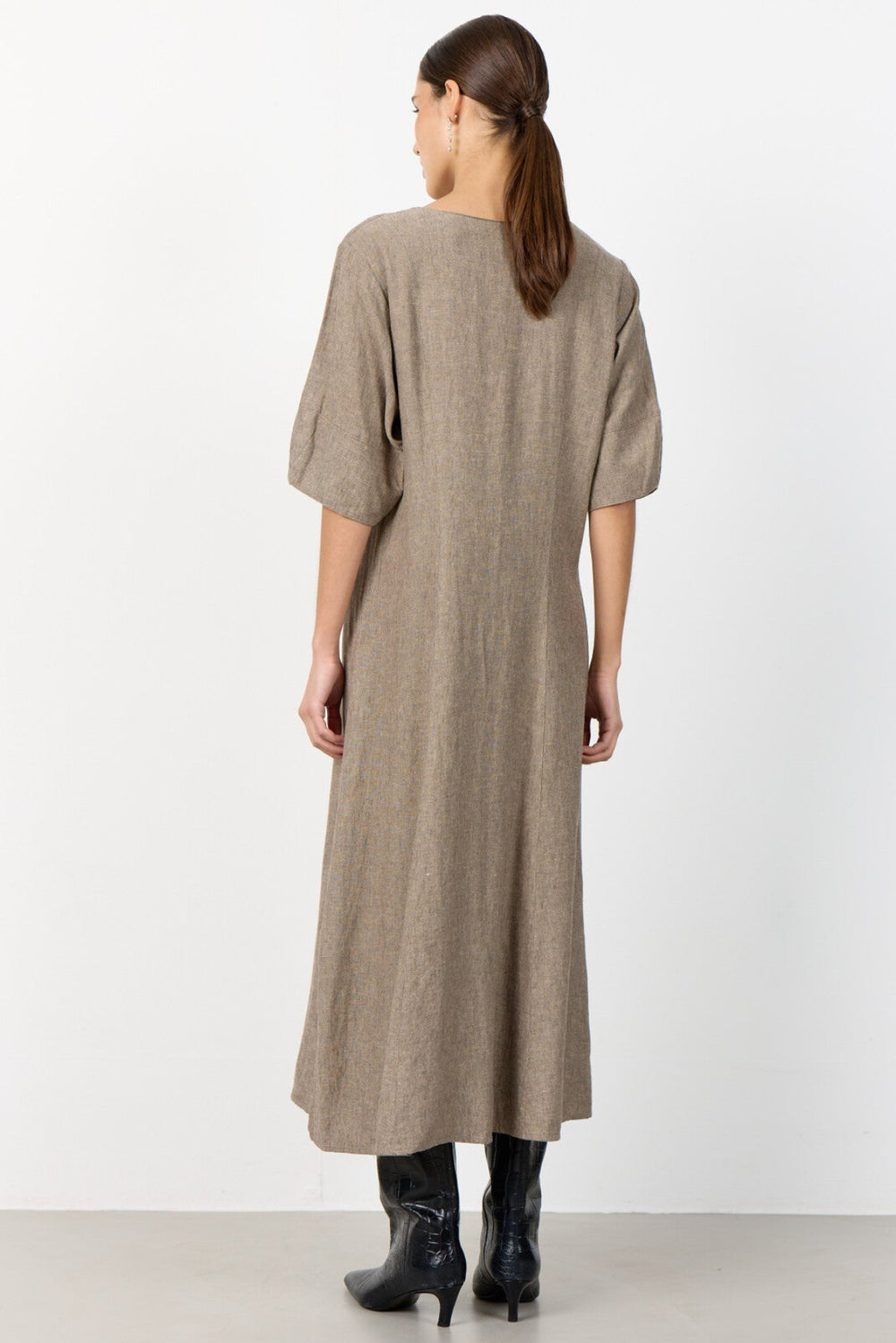 Leveté Room Naja 52 kjole i hør og viskose. Let sommerkjole med V-hals.