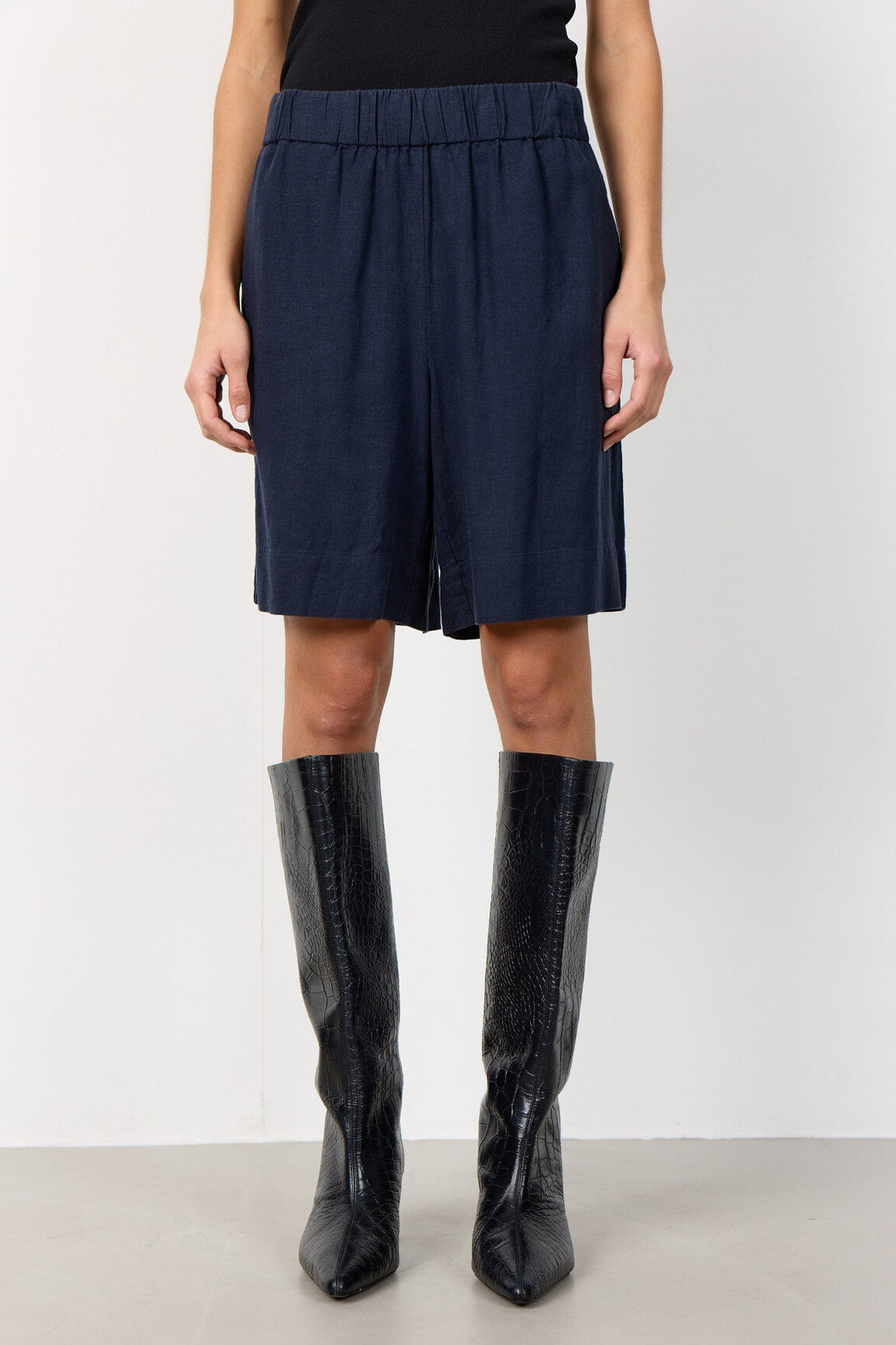 Leveté Room Naja 29 shorts i dark navy med elastisk talje.