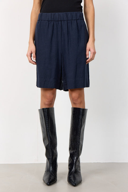 Leveté Room Naja 29 shorts i dark navy med elastisk talje.
