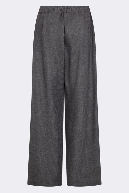 Levete Room LR-Norda 1 pants i mørkegrå med vidde i benene, elastik i taljen og lægdetaljer.

