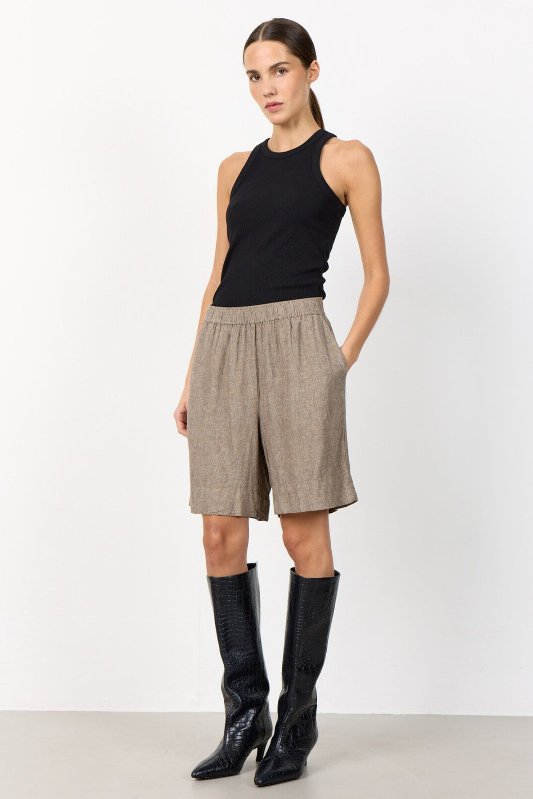 Leveté Room Naja 29 shorts i falcon med elastisk talje.