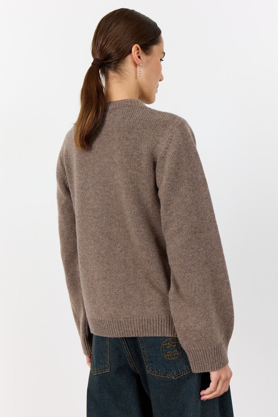 Levete Room LR-Perle 9 Cardigan i Walnut, strikket i merinould og cashmere med rund hals og knaplukning.