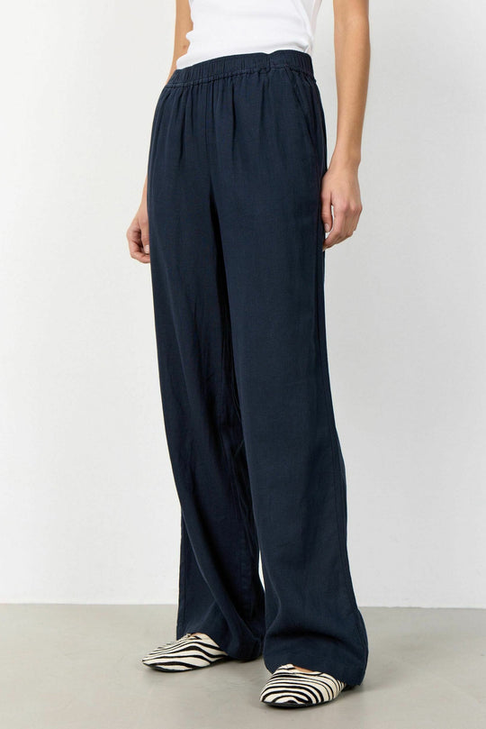Leveté Room Naja 7 bukser i dark navy – lette bukser med elastisk talje og lige ben.