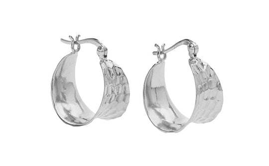 Pico Copenhagen Cleo Petit Hoops – elegante hoops med unikke detaljer i forgyldt eller sølvbelagt messing, diameter 18 mm.
