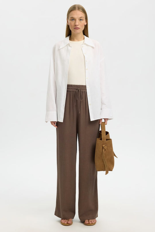 Selected Femme Viva-Gulia HW Long Sun Pant i hørblanding med høj elastisk talje, justerbar snor, skårede sidelommer og loose fit. Perfekte forår- og sommerbukser. 