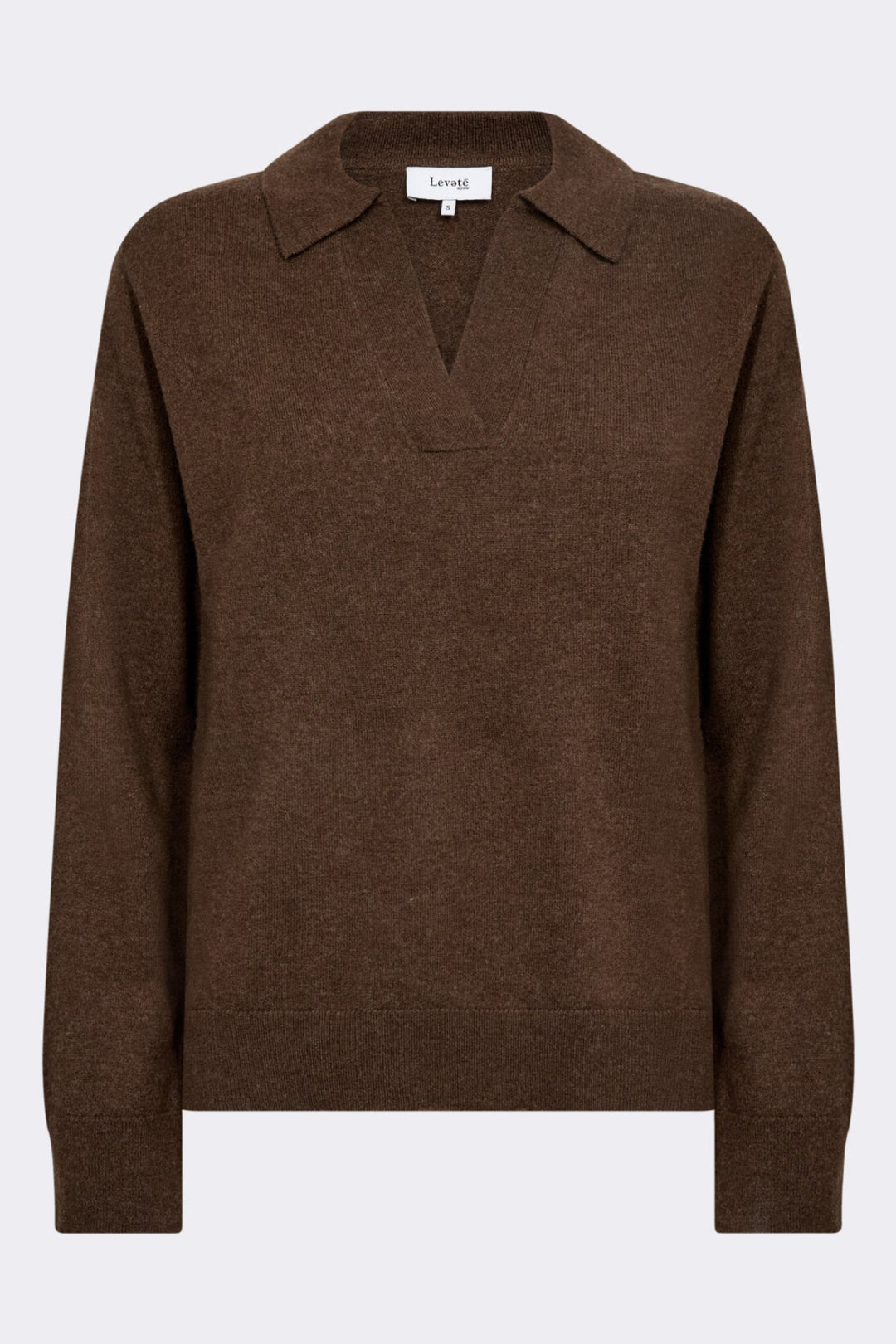 Brun pullover i 100% merinould med V-hals, spids krave og ribkanter.