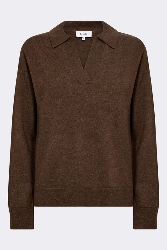 Brun pullover i 100% merinould med V-hals, spids krave og ribkanter.