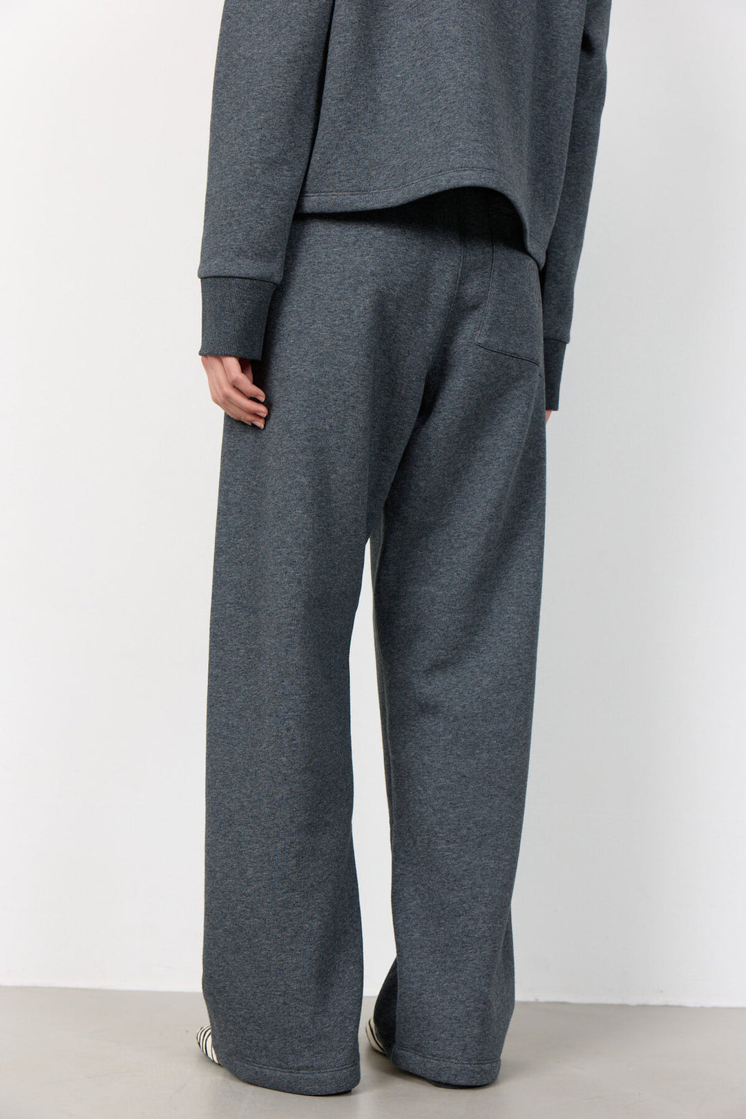 Leveté Room Nuka 15 bukser i dark grey – sweatpants med elastisk talje og lige ben.