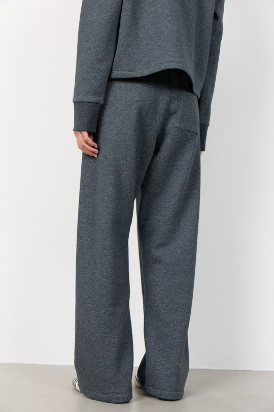 Leveté Room Nuka 15 bukser i dark grey – sweatpants med elastisk talje og lige ben.