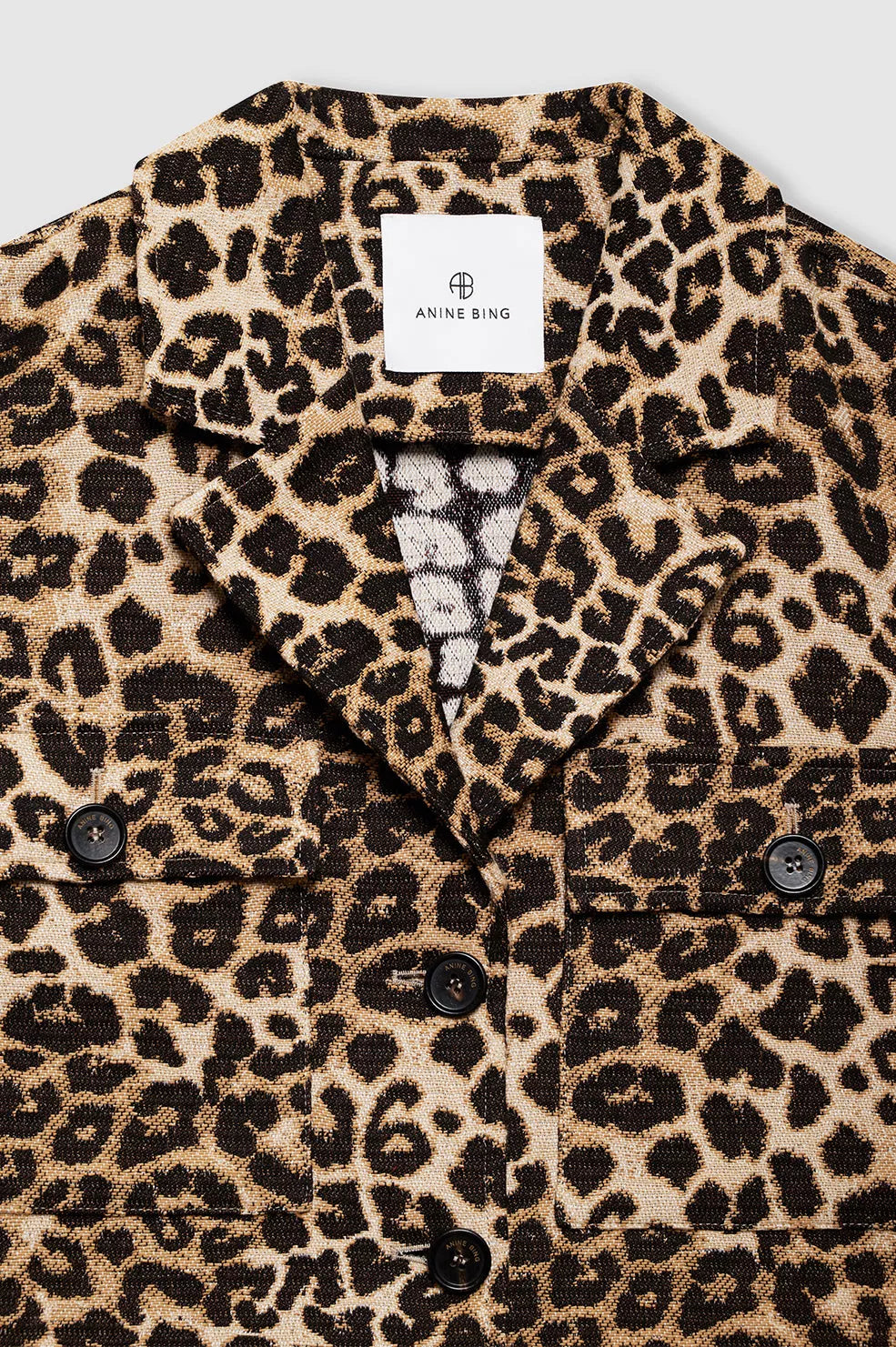 Anine Bing Flynn Jacket i leopard – let jakke i bomuldsblend med krave, lommer og knaplukning.
