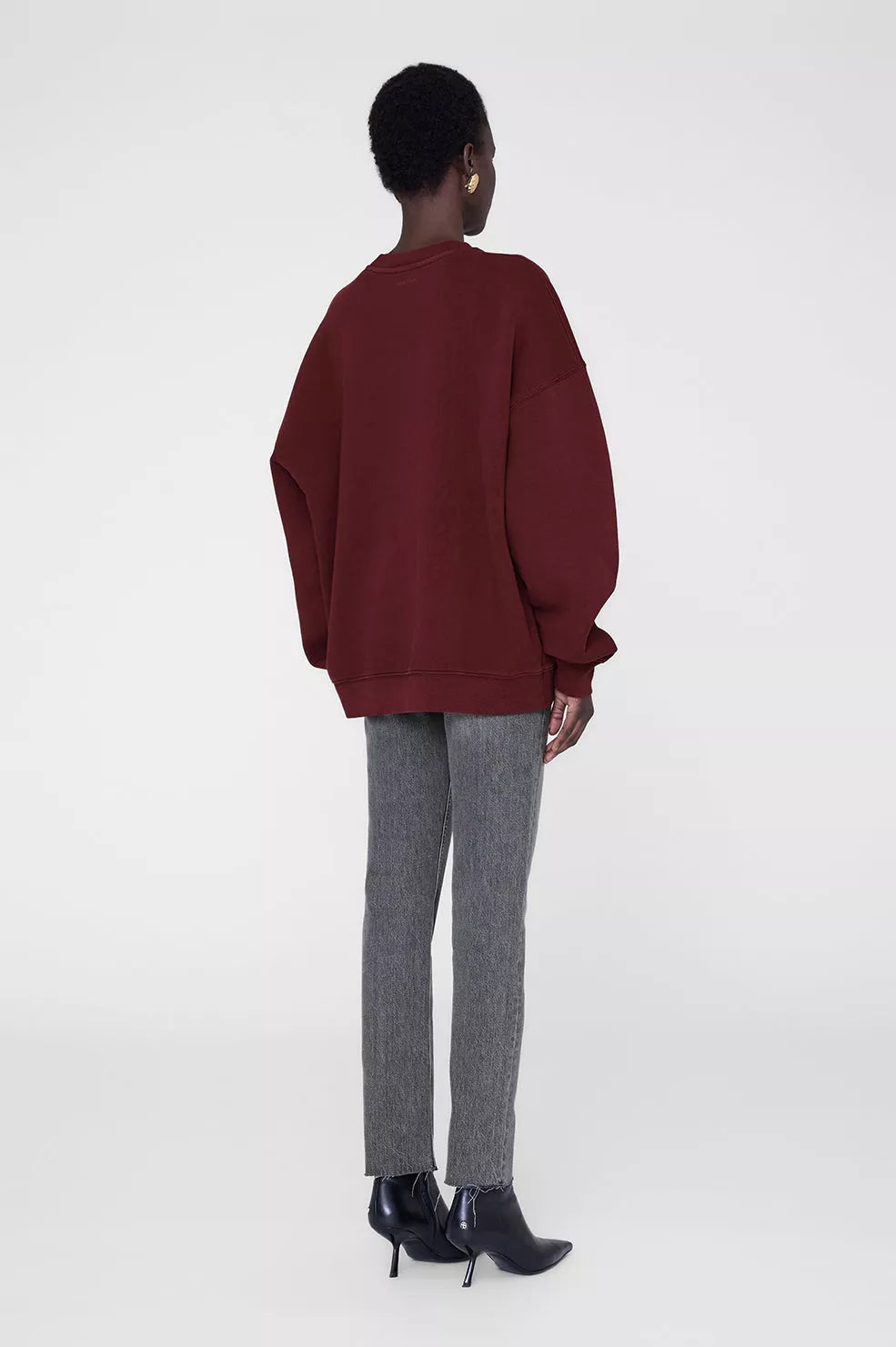 Anine Bing Miles Chenille Signature Sweatshirt i cabernet – oversized crewneck i bomuldsfleece med chenille-logo.
