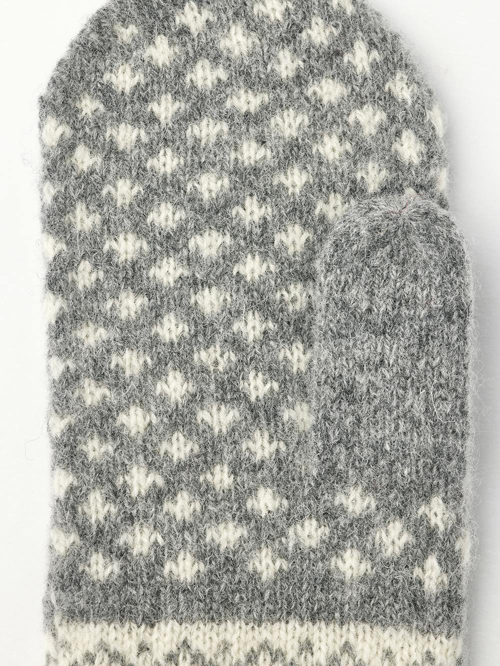 Hestra Isvik Mitt i farven Grey/Offwhite – strikket luffe i 80% uld, 20% polyamid med Fair Isle-mønster og ribstrikket manchet.
