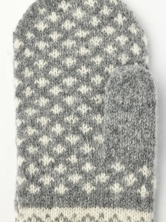 Hestra Isvik Mitt i farven Grey/Offwhite – strikket luffe i 80% uld, 20% polyamid med Fair Isle-mønster og ribstrikket manchet.

