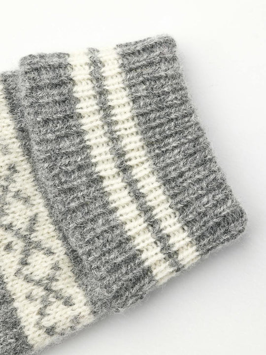 Hestra Isvik Mitt i farven Grey/Offwhite – strikket luffe i 80% uld, 20% polyamid med Fair Isle-mønster og ribstrikket manchet.
