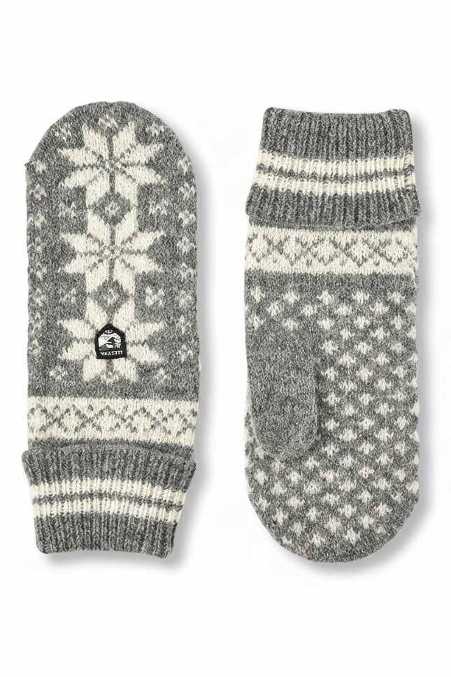Hestra Isvik Mitt i farven Grey/Offwhite – strikket luffe i 80% uld, 20% polyamid med Fair Isle-mønster og ribstrikket manchet.
