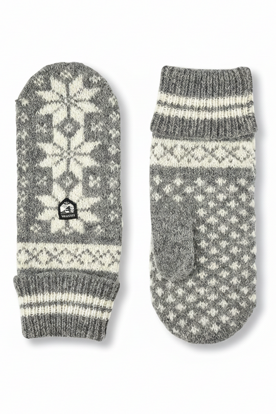 Hestra Isvik Mitt i farven Grey/Offwhite – strikket luffe i 80% uld, 20% polyamid med Fair Isle-mønster og ribstrikket manchet.
