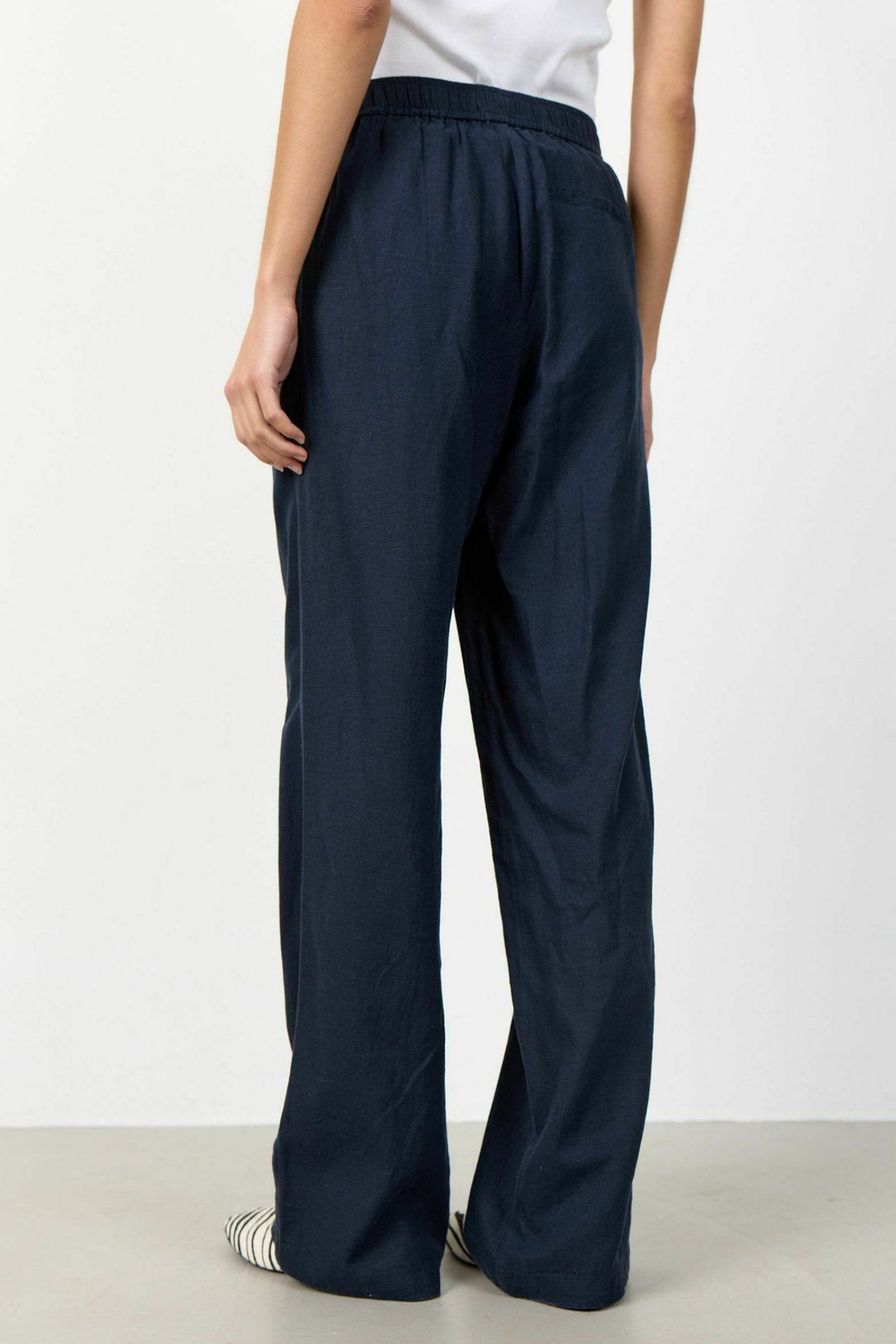 Leveté Room Naja 7 bukser i dark navy – lette bukser med elastisk talje og lige ben.